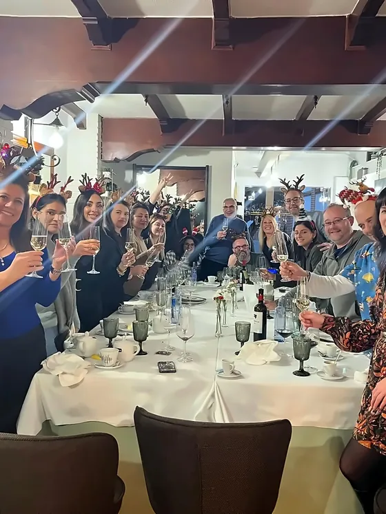 Un grupo celebrando en una mesa larga del salón